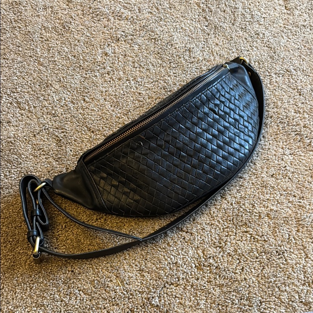 Black Textured Mandrn Woven Atlas Fanny Pack Cross Body bag- used
